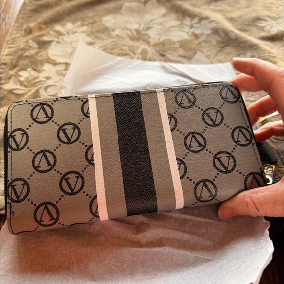 Vera New York Gray and Black Wallet Gold Accents New $39 Huge Sale Fast Ship - Picture 9 of 11
